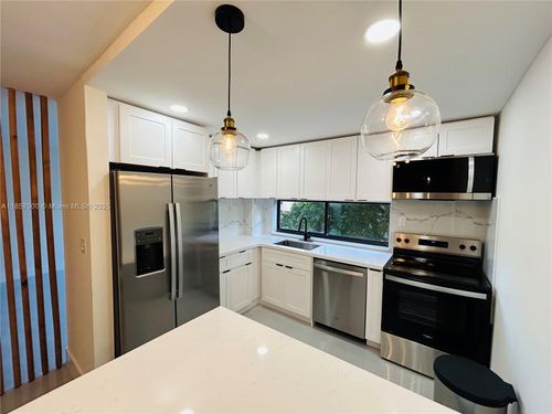 apt-427-17021 N Bay Rd, Sunny Isles Beach, FL, 33160-4229 | Card Image