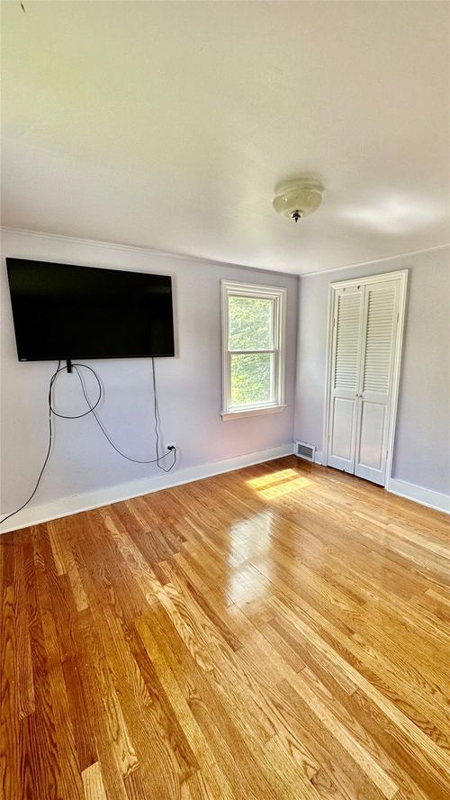 87 Mountain Ave, Middletown, NY, 10940-6247 | Card Image