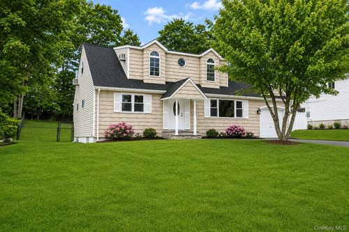 46 Falcon Dr, Hauppauge, NY, 11788-1202 | Card Image