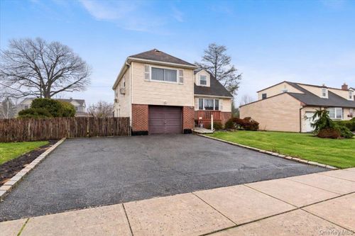 6 Gateway Street, Oyster Bay, NY, 11714 | Card Image