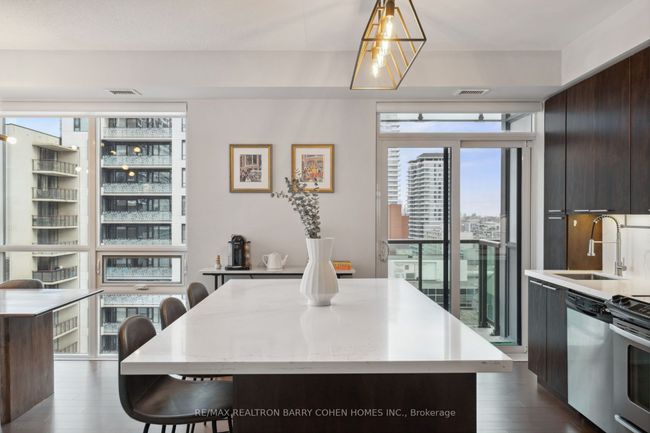 1414 - 70 Roehampton Ave, Condo with 2 bedrooms, 2 bathrooms and 1 parking in Toronto ON | Image 4