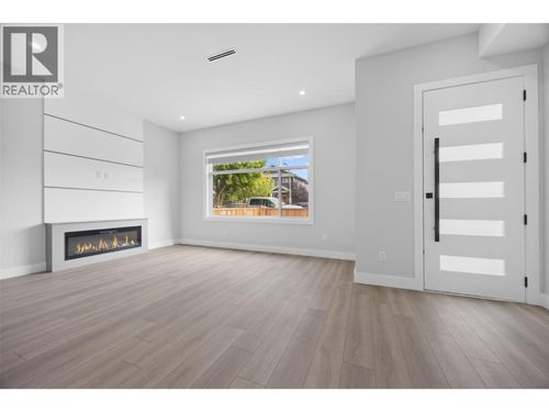 2-954 Stockwell Ave, Kelowna, BC, V1Y6W2 | Card Image