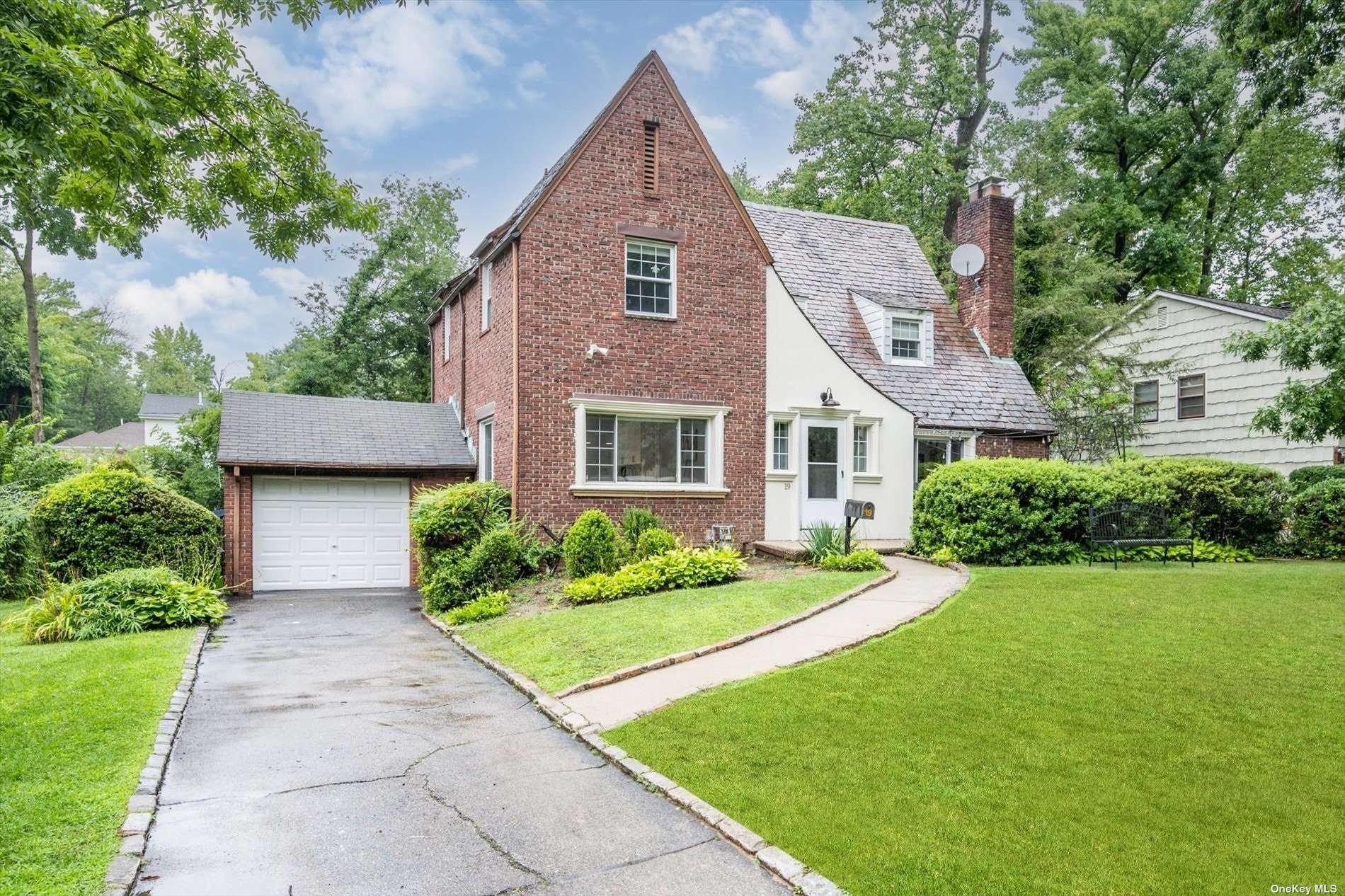 Hutchinson Ct, Great Neck, NY 11023
