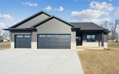 718 Pointer Cir, Center Point, IA, 52213-9390 | Card Image