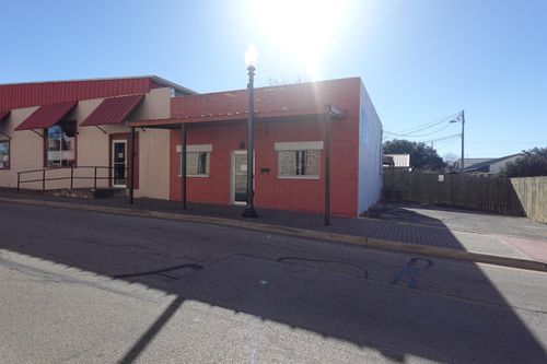 105 W Jackson St, Burnet, TX, 78611-3122 | Card Image