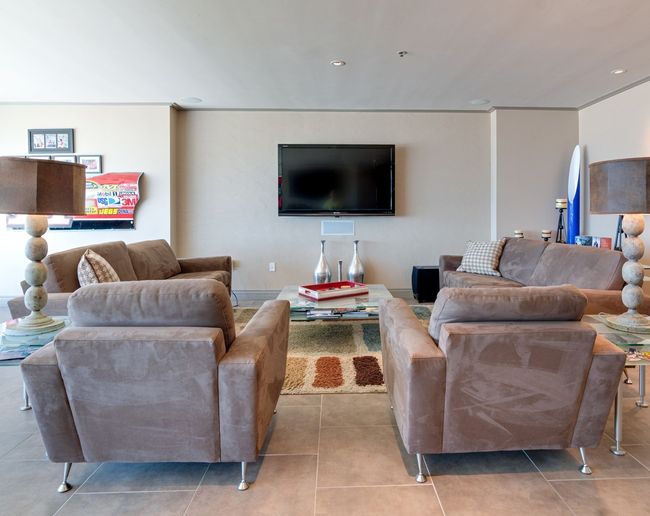 Plenty of space to arrange furniture for making nice conversation area. | Image 17