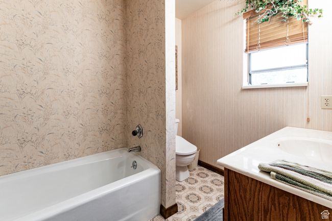 Bathroom with vanity and shower / bathtub combination | Image 8