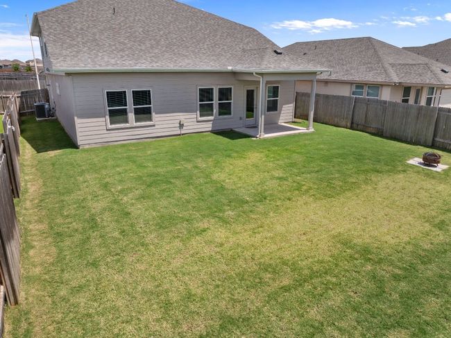 Large back yard. | Image 28