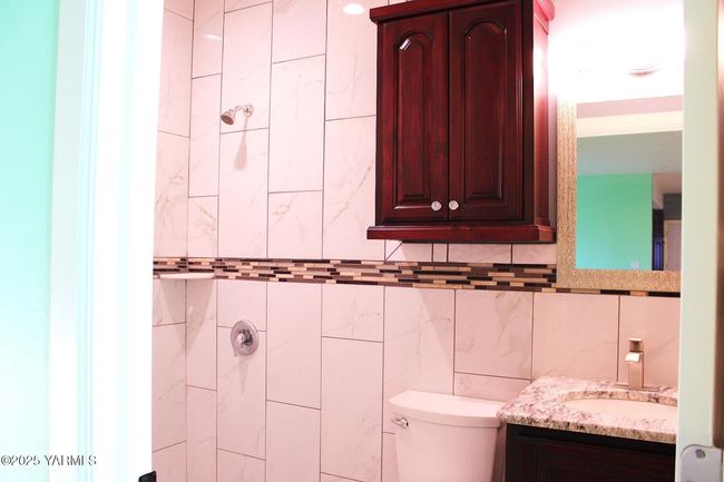 Bathroom 2 | Image 22