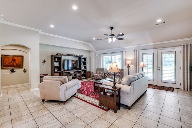 Open floor plan to kitchen and dining area | Image 5