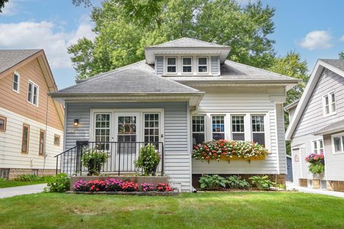 2123 N 71st St, Wauwatosa, WI, 53213-1801 | Card Image
