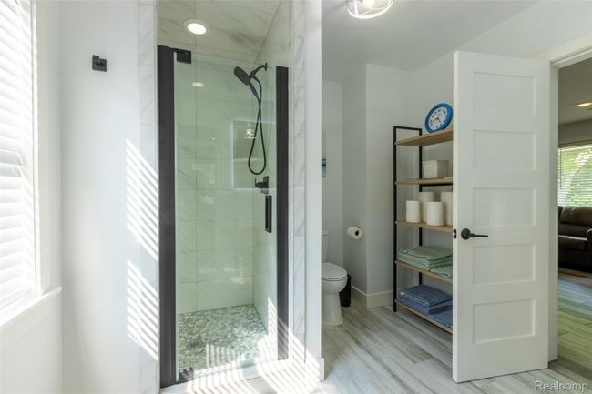 Large primary bathroom | Image 14