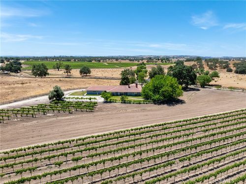 5275 Camp 8 Rd, PASO ROBLES, CA, 93446-8427 | Card Image