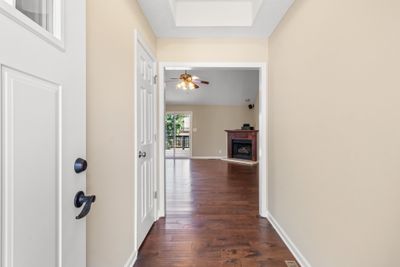 FOYER W/ LAMINATE FLOORING | Image 3