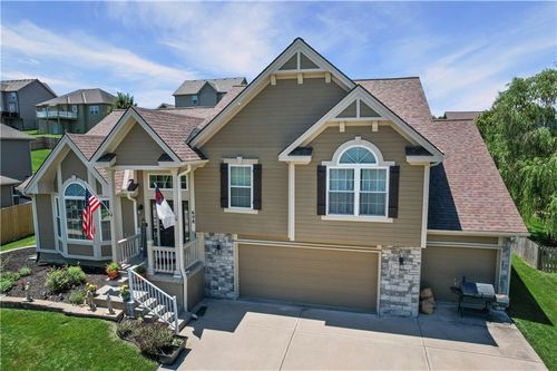 608 Coach Light Cir, Smithville, MO, 64089-9015 | Card Image