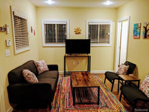 apt-8-89 E Edsel Ford Fwy, Detroit, MI, 48202-3742 | Card Image