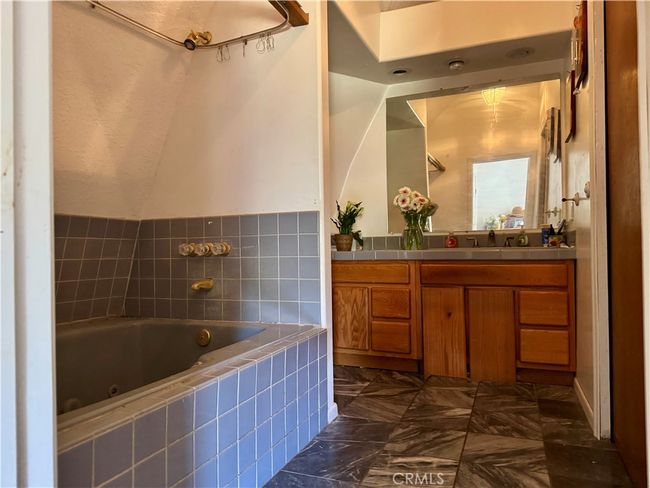 Upstairs Full Bathroom | Image 36
