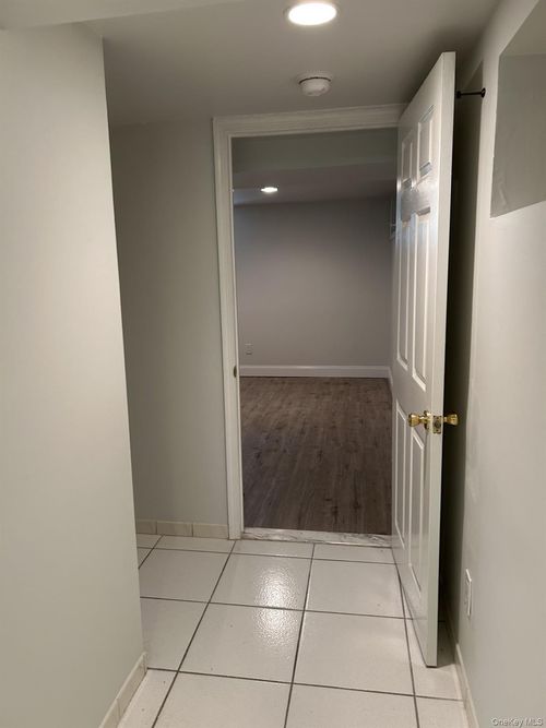 lowr-level-15 Maple St, Dobbs Ferry, NY, 10522-1135 | Card Image