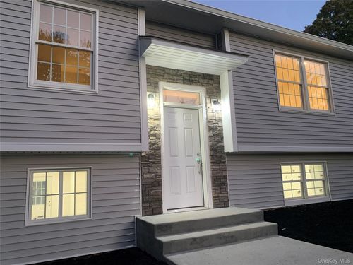 6 Horseshoe Dr, Poughkeepsie, NY, 12603-6308 | Card Image