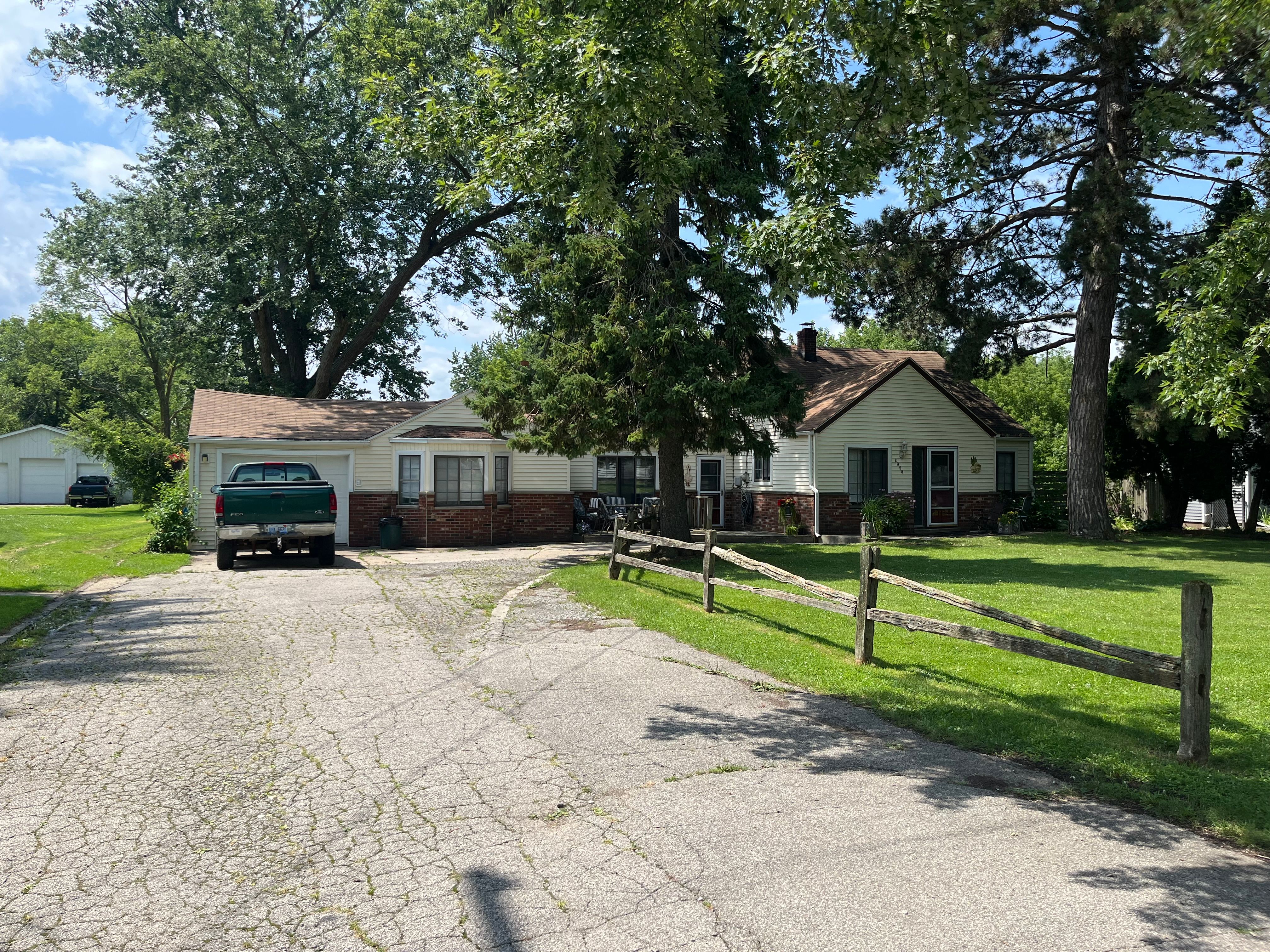 Howe Rd, Burton, MI 48519