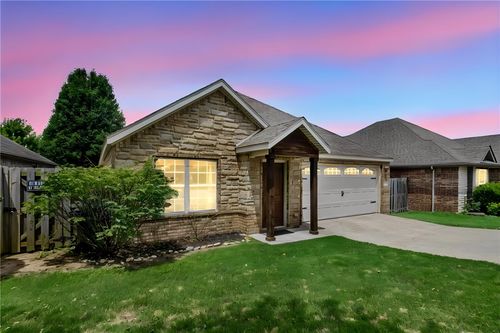 2633 N Villa Blvd, Fayetteville, AR, 72703-3327 | Card Image