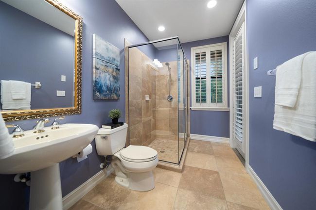 Pool Bathroom | Image 17