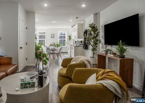 211 1st St, Jersey City, NJ, 07302-2894 | Card Image