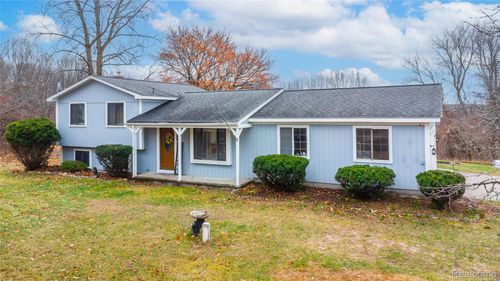 2400 Hummer Lake Rd, Ortonville, MI, 48462-9444 | Card Image