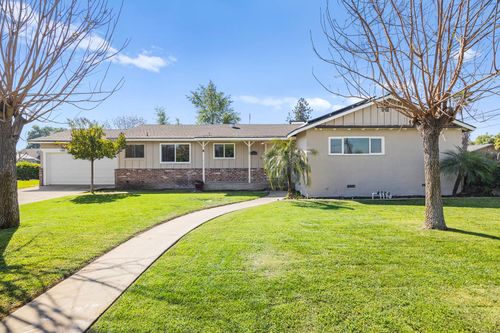 683 N Villa Ave, Dinuba, CA, 93618-3235 | Card Image