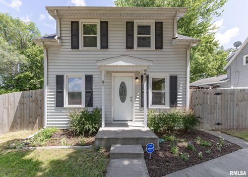 2011 N 6th St, Clinton, IA, 52732-2744 | Card Image