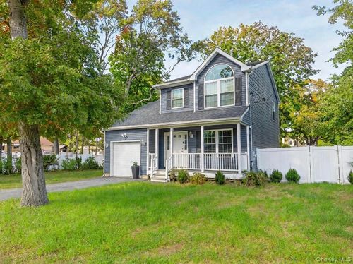 9 Rockledge Dr, Shirley, NY, 11967-2607 | Card Image