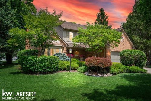 16965 Huntington Woods Dr, Macomb, MI, 48042-2916 | Card Image