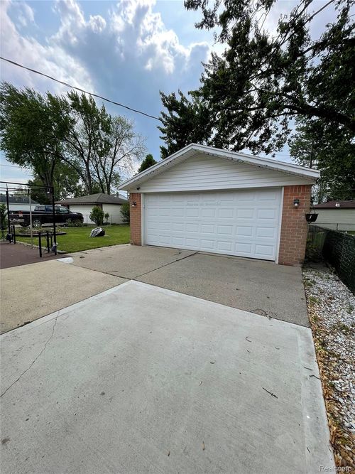 31551 Newport Dr, Warren, MI, 48088-1864 | Card Image