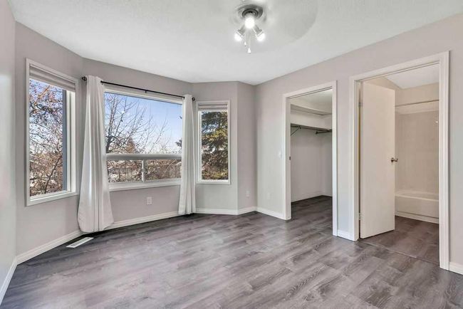 1701 Signal Hill Green Sw, Home with 3 bedrooms, 3 bathrooms and 1 parking in Calgary AB | Image 13