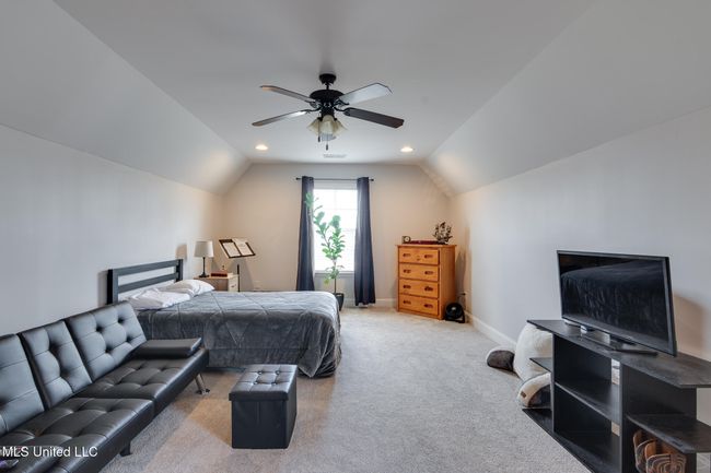 upstairs bed/ bonus | Image 33
