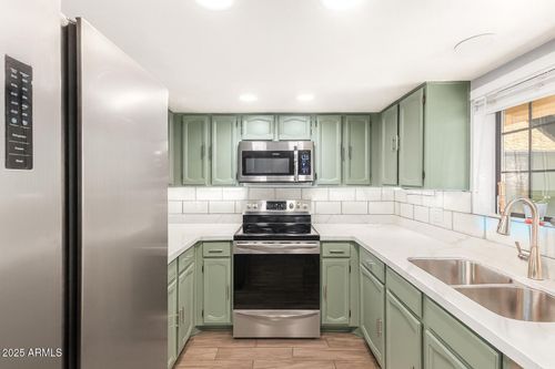 a104-8214 N 21st Dr, Phoenix, AZ, 85021-4942 | Card Image