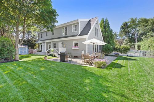 91 Howell St, Southampton, NY, 11968-4049 | Card Image