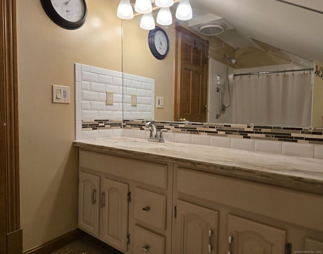 huge vanity for all your belongings | Image 9