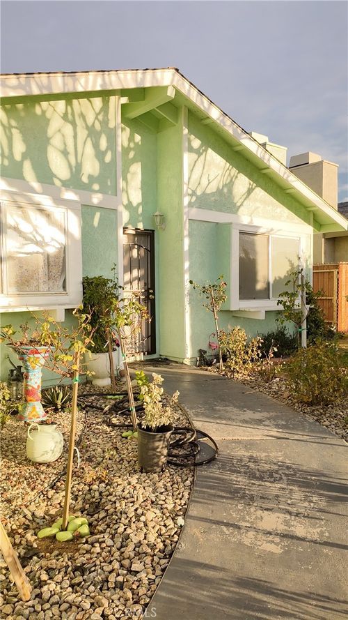 38616 Division St, Palmdale, CA, 93550-3622 | Card Image