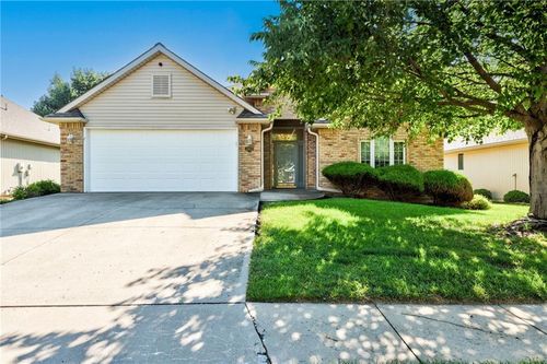3413 S Victoria Dr, Blue Springs, MO, 64015-1135 | Card Image