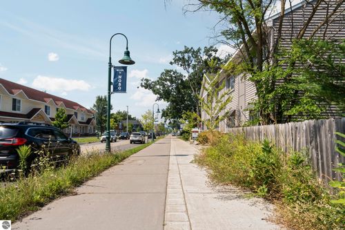 unit-10-619 E 8th St, Traverse City, MI, 49686-2533 | Card Image