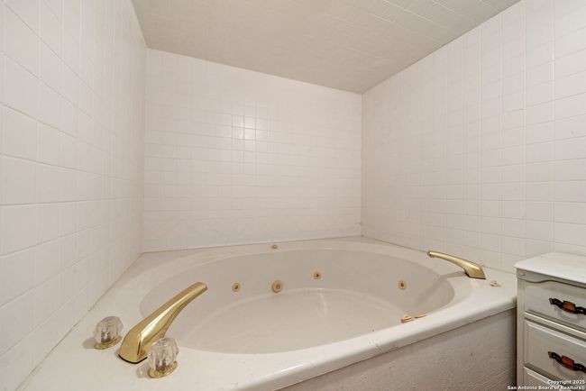 388 Oak Trl, House other with 3 bedrooms, 5 bathrooms and null parking in Pipe Creek TX | Image 31