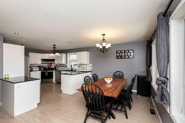 5021 47 Street, Home with 3 bedrooms, 3 bathrooms and 2 parking in Innisfail AB | Image 13