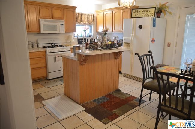Kitchen and dining area | Image 4