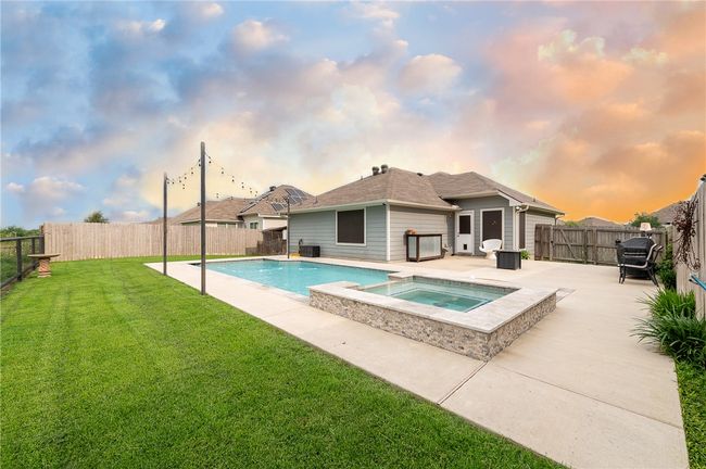 817 Mockingbird St, House other with 3 bedrooms, 2 bathrooms and null parking in Navasota TX | Image 4