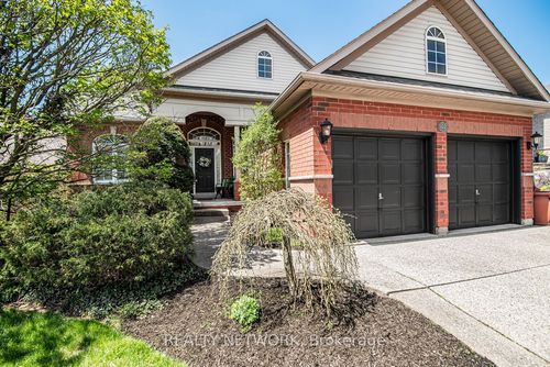102 Moore Crescent, Hamilton, ON, L9G4Z8 | Card Image