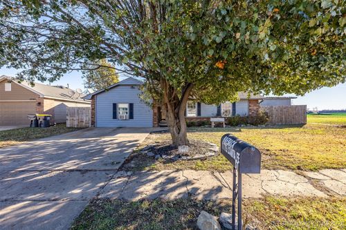 17715 S Santa Fe St, Mounds, OK, 74047-4720 | Card Image