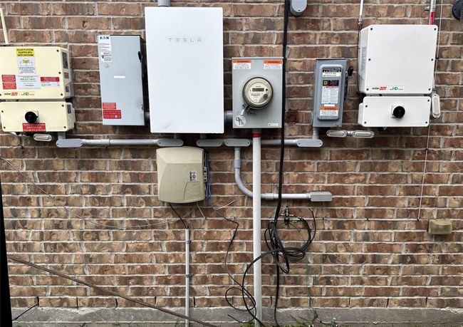 A dedicated Tesla Powerwall Battery breaker box manages the flow of electricity between the Powerwall, your home's electrical panel and the grid, especially during outages. It also protects the Powerwall and its connections. | Image 33