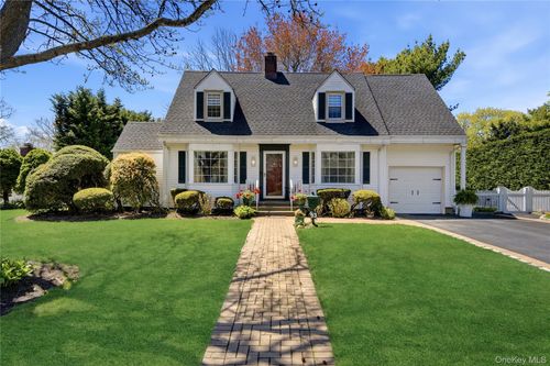 93 S Bay Ave, Islip, NY, 11751-4014 | Card Image