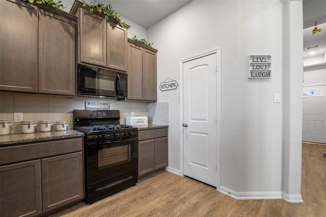 Enjoy cooking in this spacious kitchen! | Image 14